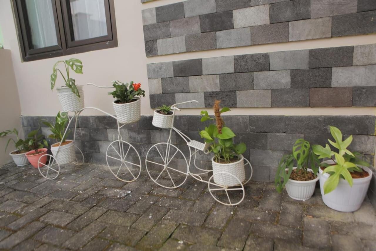 Villa Petit Tour Бату Екстериор снимка